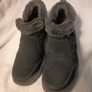 Skechers Relaxed Fit Air-cooled Memory Foam Furry Winter Boots. 8.5